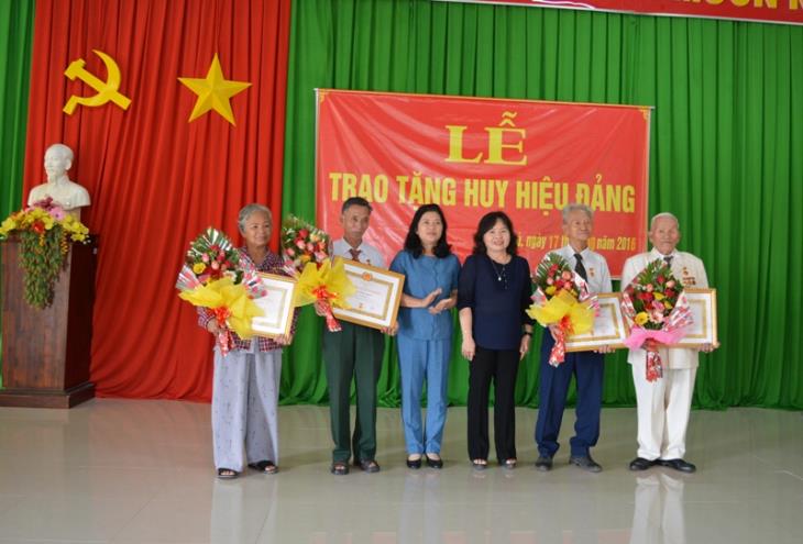 Tân Châu trao tặng huy hiệu 60, 55, 50 tuổi đảng cho đảng viên lão thành